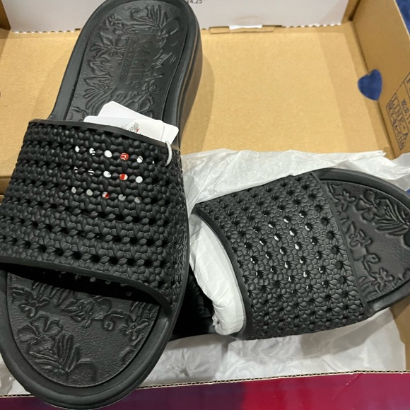 Brand new with tags original price $45 for the sketchers and $20 flip flops - Picture 2 of 8